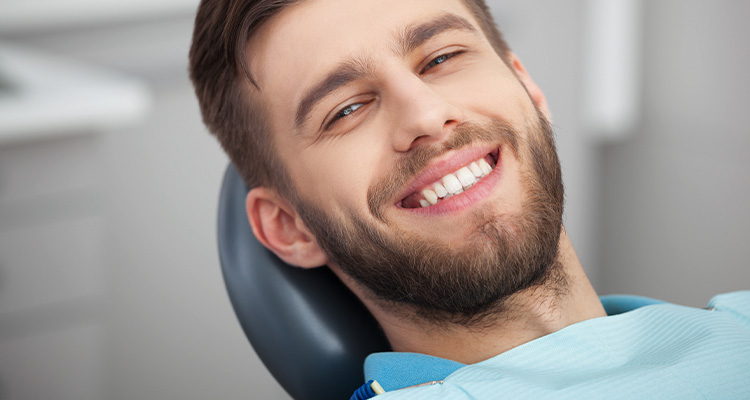 Zahnarzt in Düsseldorf: Zahn-OP beim Fachzahnarzt